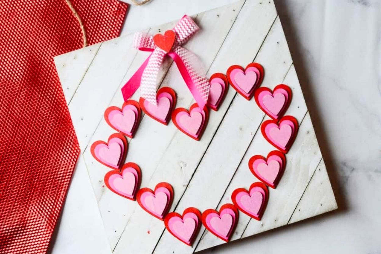 30 Cœurs En Bois Peint Rouge Pour Déco Saint-Valentin Ou Mariage - Neuf UK