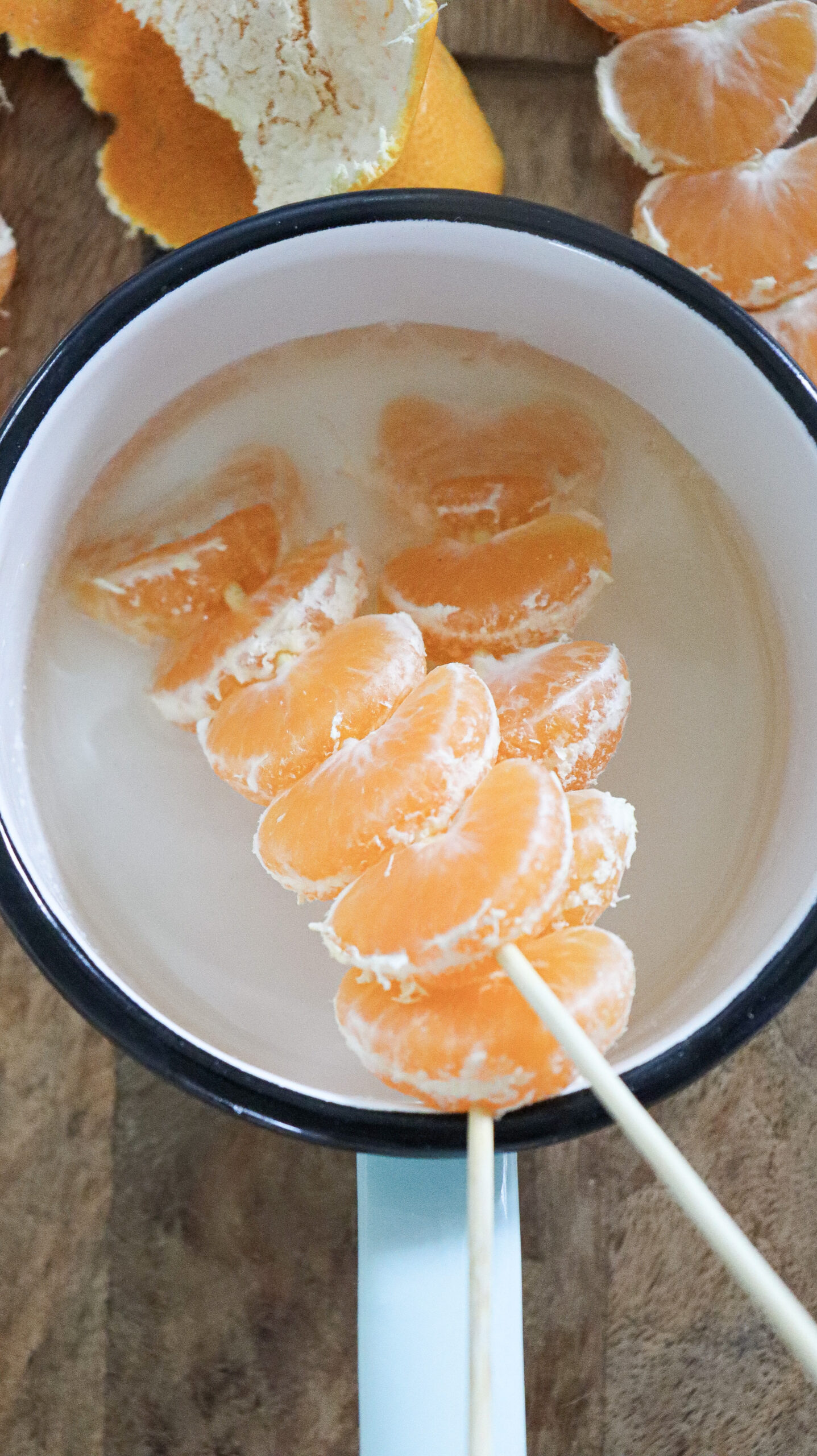 how to make tanghulu dipping in hot sugar 